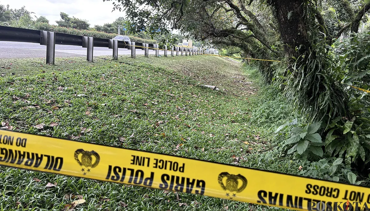 Garis polisi dipasang di TKP penemuan mayat dengan kaki dan tangan terikat di pinggir Tol Jagorawi, tepatnya di Kampung/Desa Leuwinutug, Kecamatan Citeureup, Kabupaten Bogor. (Sumber: POSKOTA | Foto: Giffar Rivana)