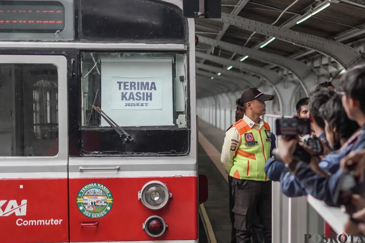 Pengunjung melihat pameran sejarah dalam gerbong kereta rel listrik (KRL) seri 8500 atau Jalita di Stasiun Jakarta-Kota, Jakarta, Selasa, 11 November 2025 (Sumber: Poskota/Bilal Nugraha Ginanjar)