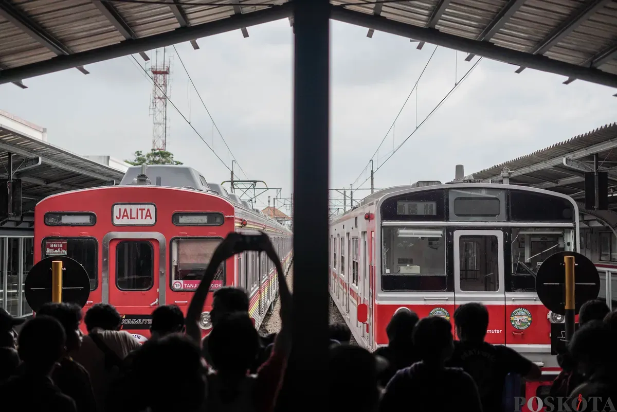 Pengunjung melihat pameran sejarah dalam gerbong kereta rel listrik (KRL) seri 8500 atau Jalita di Stasiun Jakarta-Kota, Jakarta, Selasa, 11 November 2025 (Sumber: Poskota/Bilal Nugraha Ginanjar)