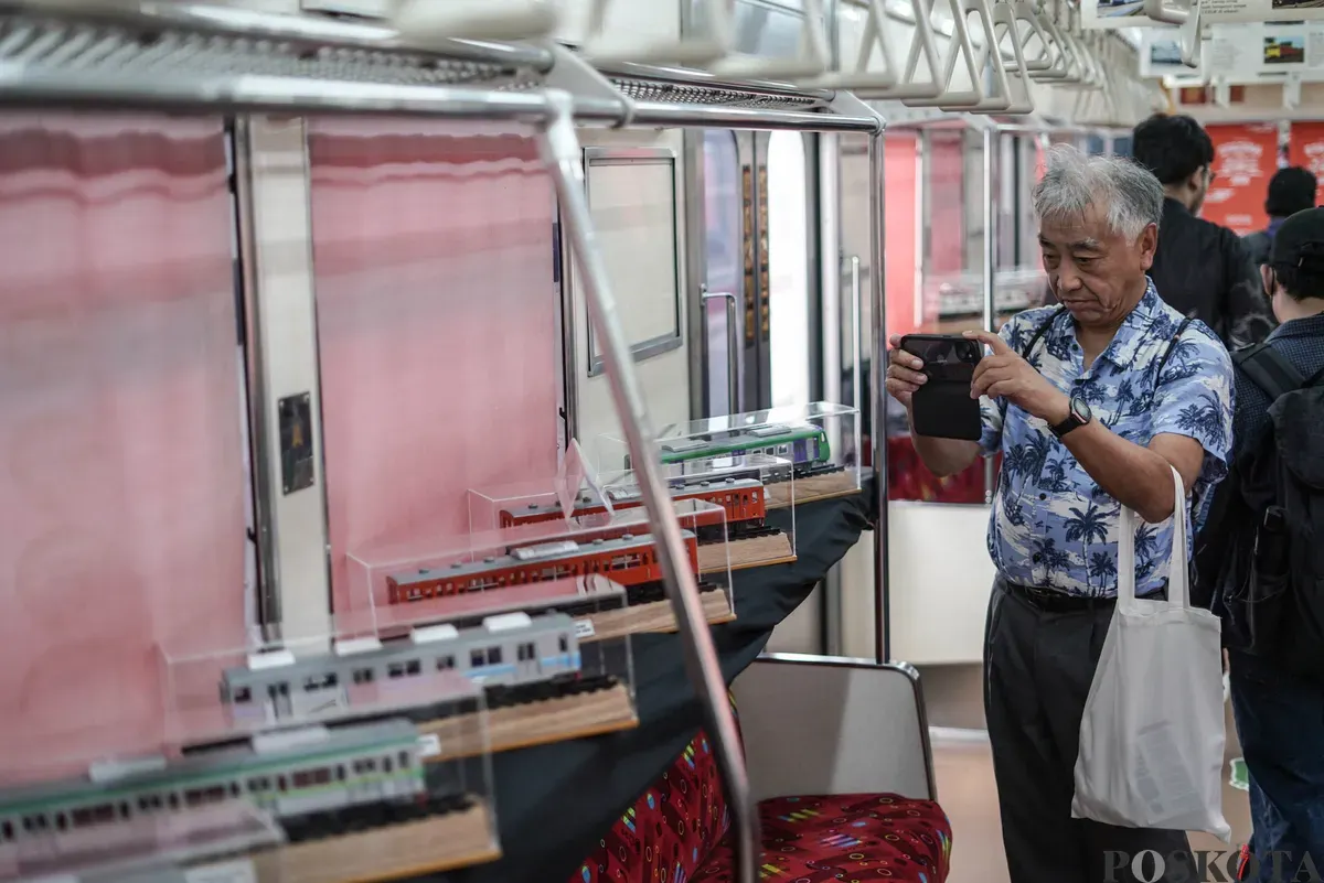 Pengunjung melihat pameran sejarah dalam gerbong kereta rel listrik (KRL) seri 8500 atau Jalita di Stasiun Jakarta-Kota, Jakarta, Selasa, 11 November 2025 (Sumber: Poskota/Bilal Nugraha Ginanjar)