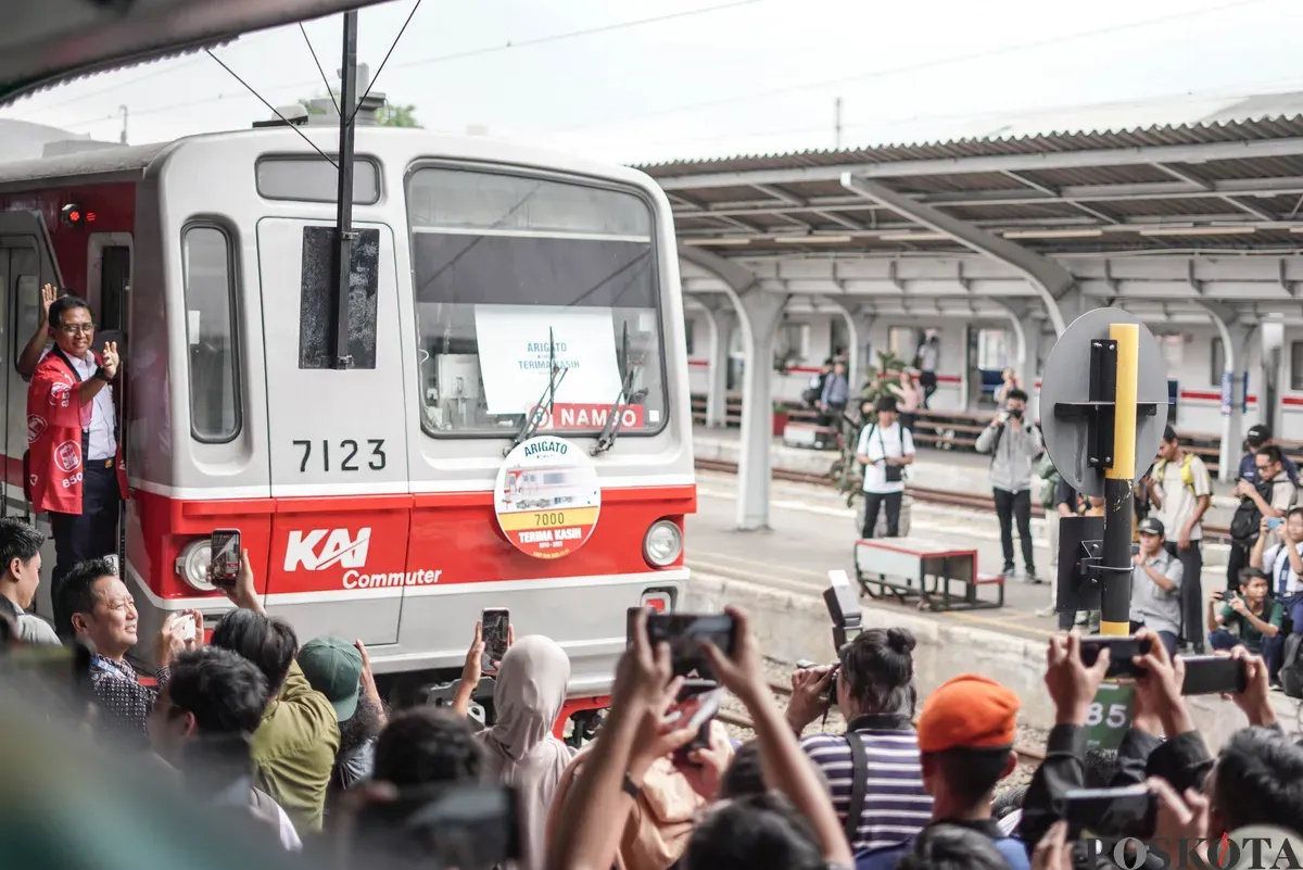 Direktur Utama PT Kereta Commuter Indonesia (KAI Commuter), Asdo Artriviyanto melepas "last run" kereta rel listrik (KRL) seri 8500 atau Jalita di Stasiun Jakarta-Kota, Jakarta, Selasa, 11 November 2025 (Sumber: Poskota/Bilal Nugraha Ginanjar)