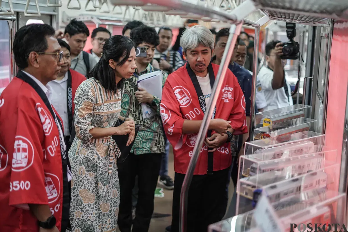 Direktur Utama PT Kereta Commuter Indonesia (KAI Commuter), Asdo Artriviyanto melihat pameran sejarah dalam gerbong kereta rel listrik (KRL) seri 8500 atau Jalita di Stasiun Jakarta-Kota, Jakarta, Selasa, 11 November 2025 (Sumber: Poskota/Bilal Nugraha Ginanjar)