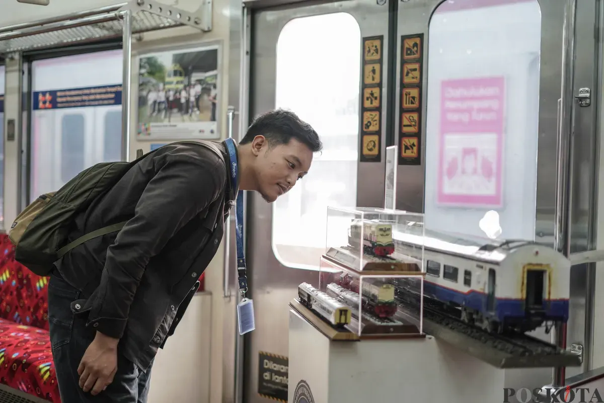 Pengunjung melihat pameran sejarah dalam gerbong kereta rel listrik (KRL) seri 8500 atau Jalita di Stasiun Jakarta-Kota, Jakarta, Selasa, 11 November 2025 (Sumber: Poskota/Bilal Nugraha Ginanjar)