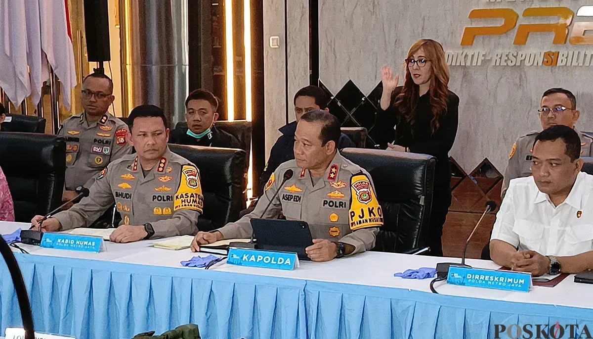 Kapolda Metro Jaya, Irjen Pol Asep Edi Suheri (tengah), saat menyampaikan keterangan dalam konferensi pers terkait kasus ledakan di SMAN 72, Selasa, 11 November 2025. (Sumber: POSKOTA | Foto: Ali Mansur)