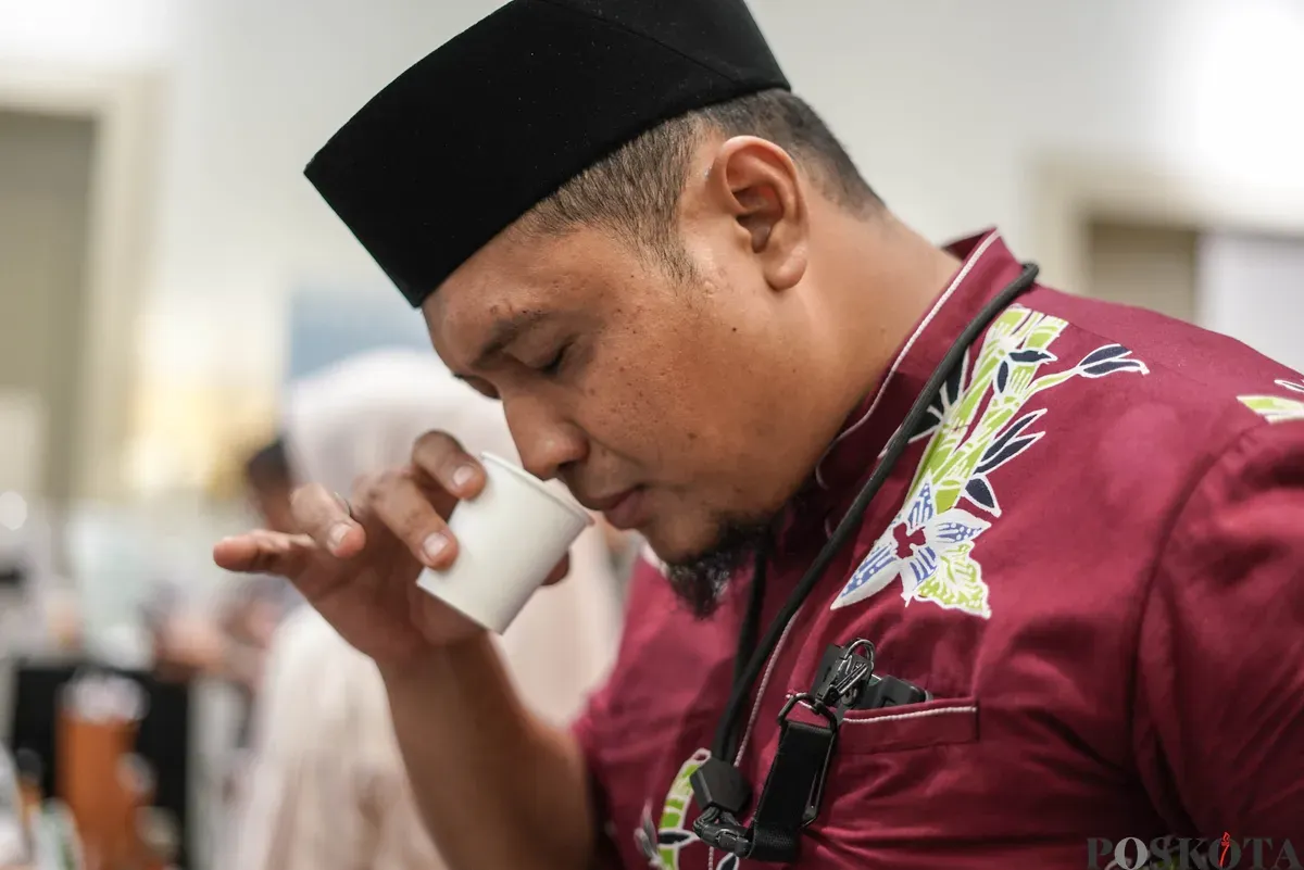 Penggiat kopi mencium aroma kopi saat Jakarta International Coffee Conference (JICC) di Gedung AA Maramis, Jakarta, Minggu, 9 November 2025. (Sumber: Poskota/Bilal Nugraha Ginanjar)