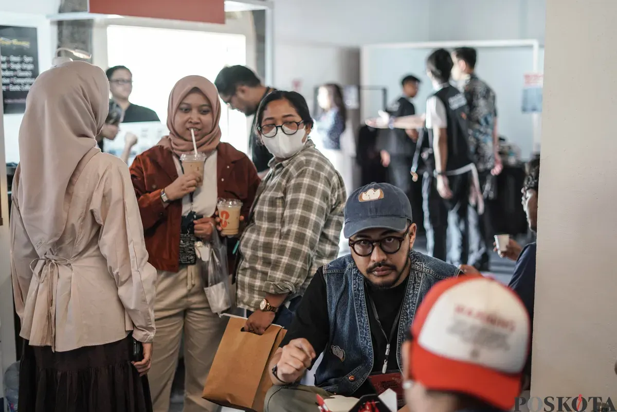 Pengunjung mencicipi kopi saat Jakarta International Coffee Conference (JICC) di Gedung AA Maramis, Jakarta, Minggu, 9 November 2025. (Sumber: Poskota/Bilal Nugraha Ginanjar)
