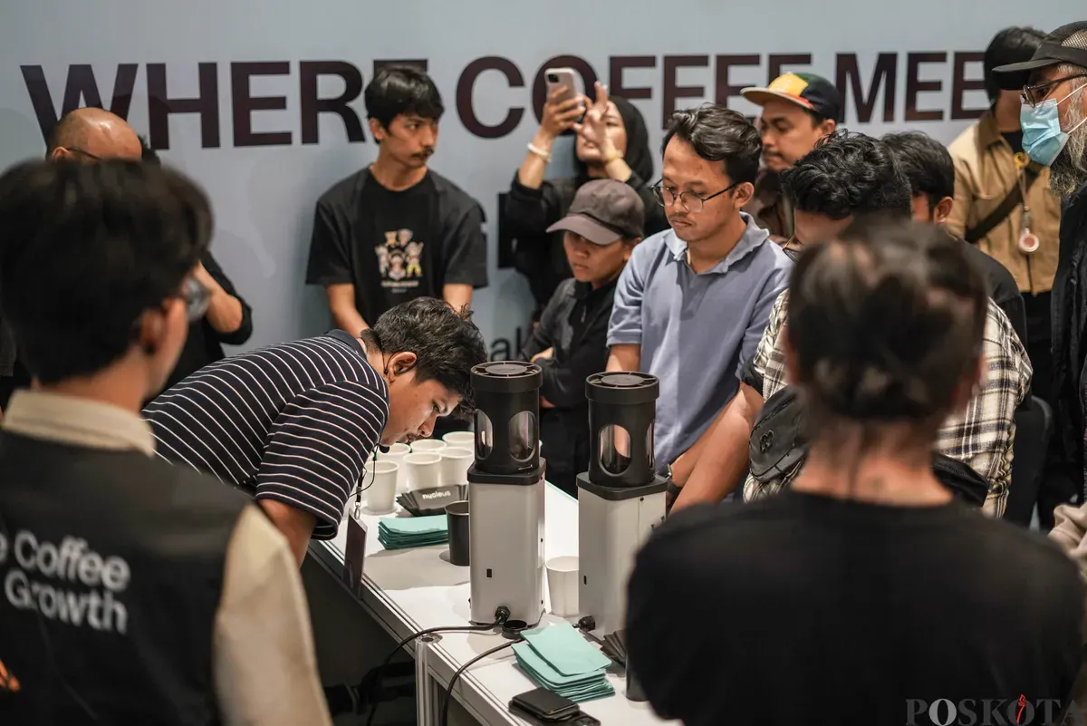 Penggiat kopi meramu minuman berbasis kopi saat Jakarta International Coffee Conference (JICC) di Gedung AA Maramis, Jakarta, Minggu, 9 November 2025. (Sumber: Poskota/Bilal Nugraha Giananjar)