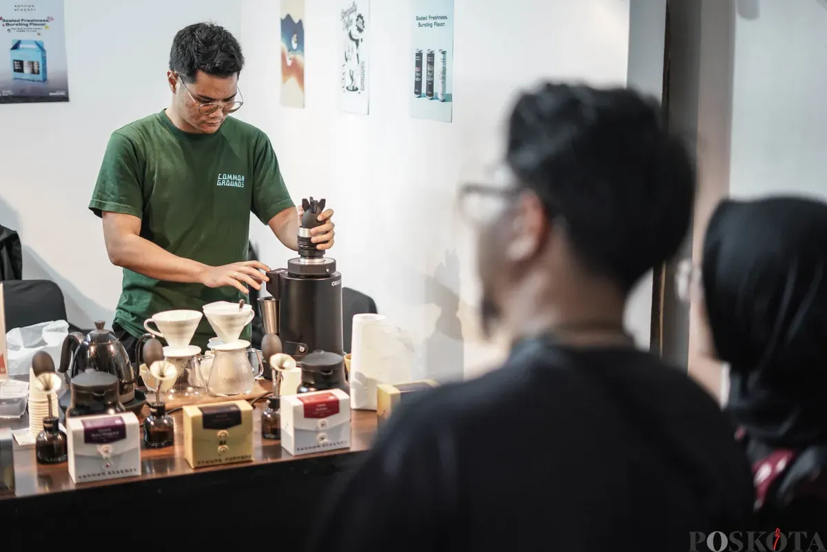 Penggiat kopi meramu minuman berbasis kopi saat Jakarta International Coffee Conference (JICC) di Gedung AA Maramis, Jakarta, Minggu, 9 November 2025. (Sumber: Poskota/Bilal Nugraha Ginanjar)