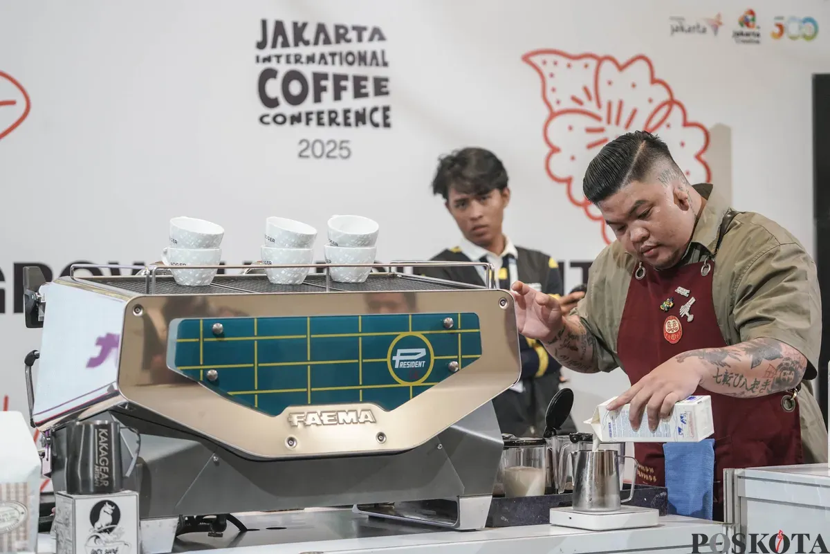 Penggiat kopi meramu minuman berbasis kopi saat Jakarta International Coffee Conference (JICC) di Gedung AA Maramis, Jakarta, Minggu, 9 November 2025. (Sumber: Poskota/Bilal Nugraha Ginanjar)