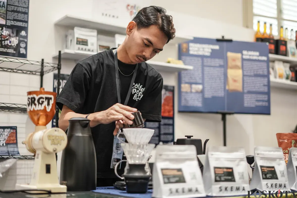 Penggiat kopi meramu minuman berbasis kopi saat Jakarta International Coffee Conference (JICC) di Gedung AA Maramis, Jakarta, Minggu, 9 November 2025. (Sumber: Poskota/Bilal Nugraha Ginanjar)