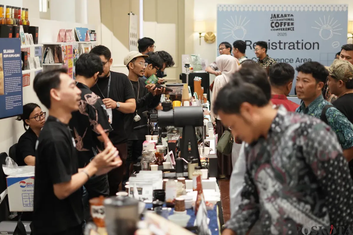 Penggiat kopi meramu minuman berbasis kopi saat Jakarta International Coffee Conference (JICC) di Gedung AA Maramis, Jakarta, Minggu, 9 November 2025. (Sumber: Poskota/Bilal Nugraha Ginanjar)