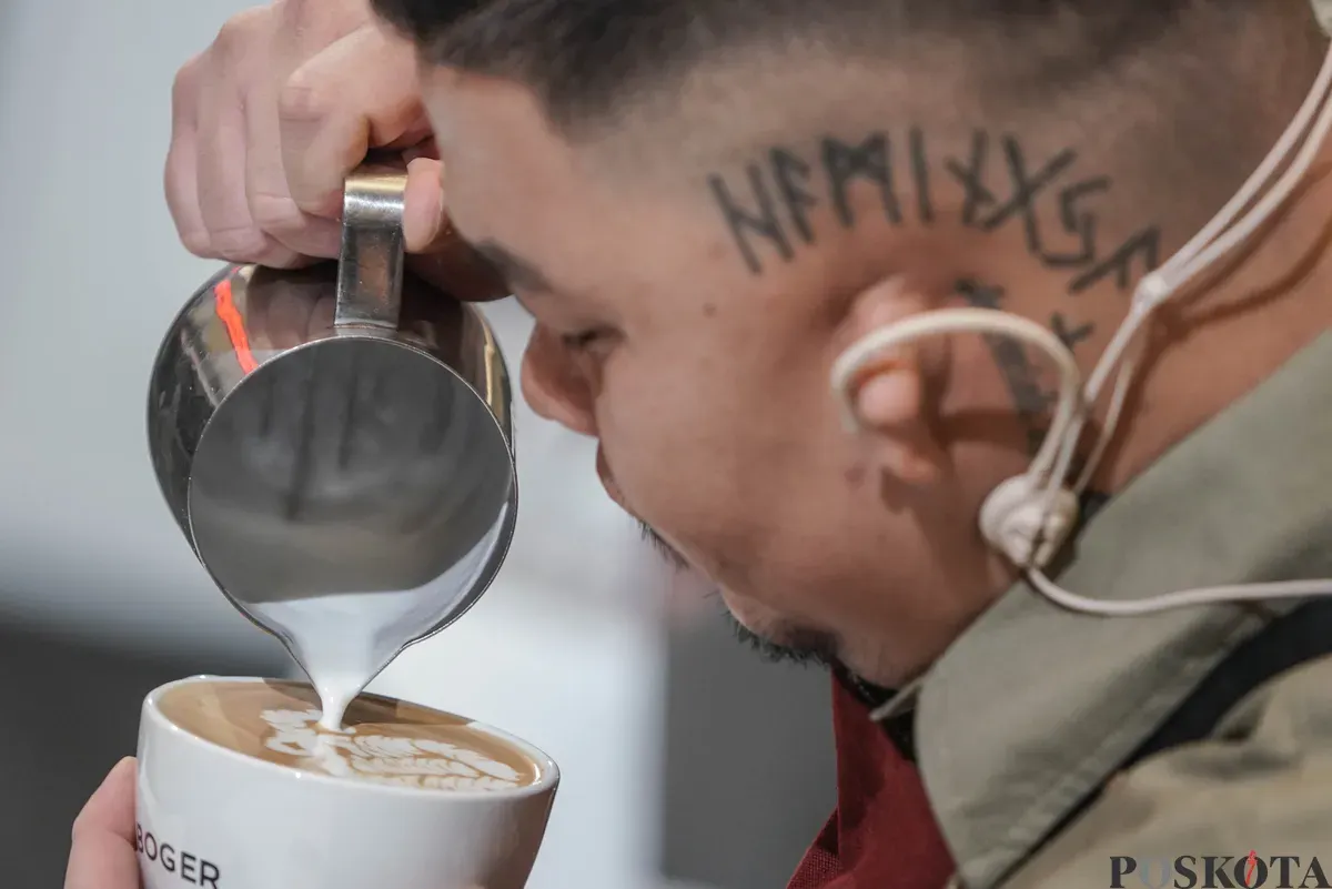 Penggiat kopi meramu minuman berbasis kopi saat Jakarta International Coffee Conference (JICC) di Gedung AA Maramis, Jakarta, Minggu, 9 November 2025. (Sumber: Poskota/Bilal Nugraha Ginanjar)