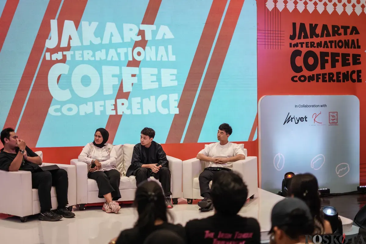 Pengunjung mengikuti talkshow kopi saat Jakarta International Coffee Conference (JICC) di Gedung AA Maramis, Jakarta, Minggu, 9 November 2025. (Sumber: Poskota/Bilal Nugraha Ginanjar)