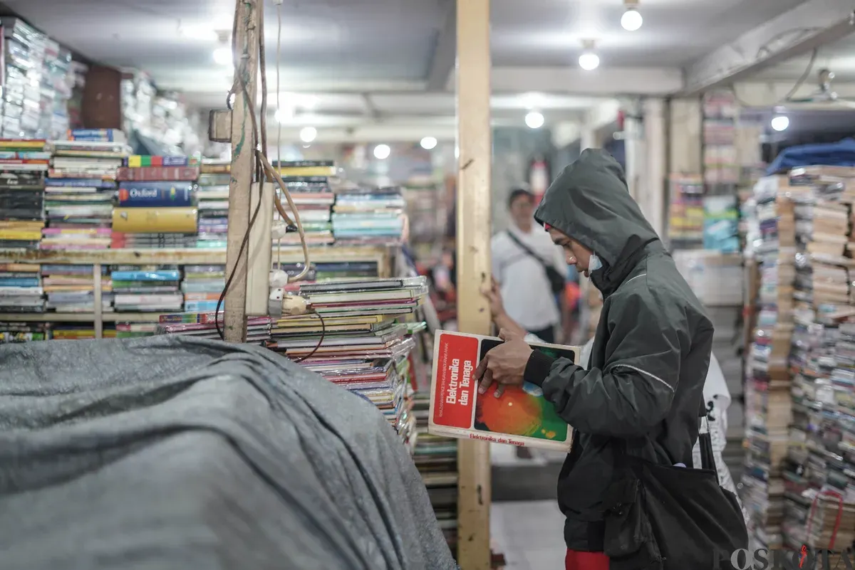 Calon pembeli memilih buku yang dijual di Pasar Kwitang, Jakarta, Minggu, 9 November 2025. (Sumber: Poskota/Bilal Nugraha Ginanjar)