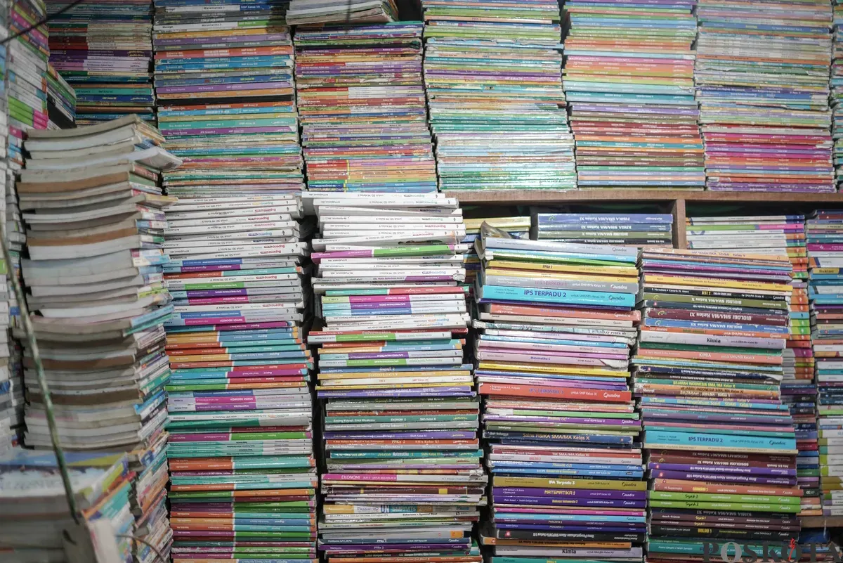 Tumpukan buku yang dijual di Pasar Kwitang, Jakarta, Minggu, 9 November 2025. (Sumber: Poskota/Bilal Nugraha Ginanjar)