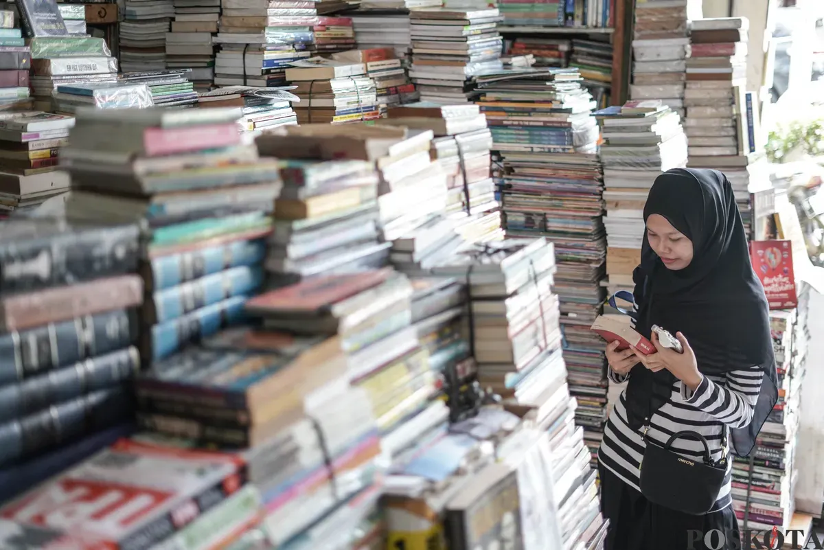 Calon pembeli memilih buku yang dijual di Pasar Kwitang, Jakarta, Minggu, 9 November 2025. (Sumber: Poskota/Bilal Nugraha Ginanjar)