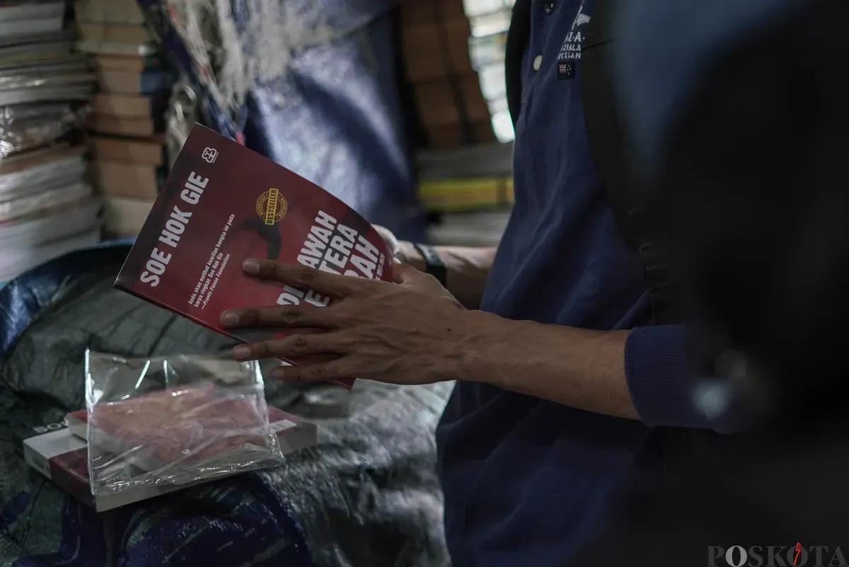 Calon pembeli memilih buku yang dijual di Pasar Kwitang, Jakarta, Minggu, 9 November 2025. (Sumber: Poskota/Bilal Nugraha Ginanjar)