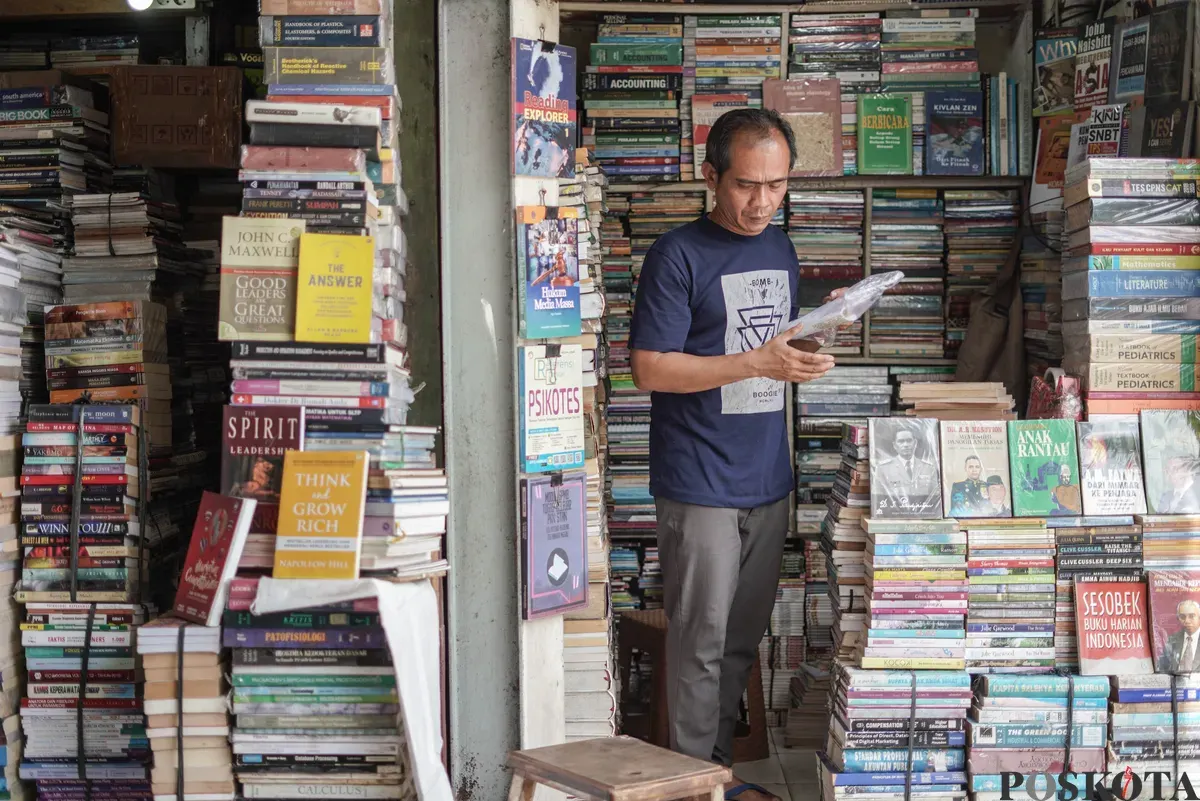 Calon pembeli memilih buku yang dijual di Pasar Kwitang, Jakarta, Minggu, 9 November 2025. (Sumber: Poskota/Bilal Nugraha Ginanjar)