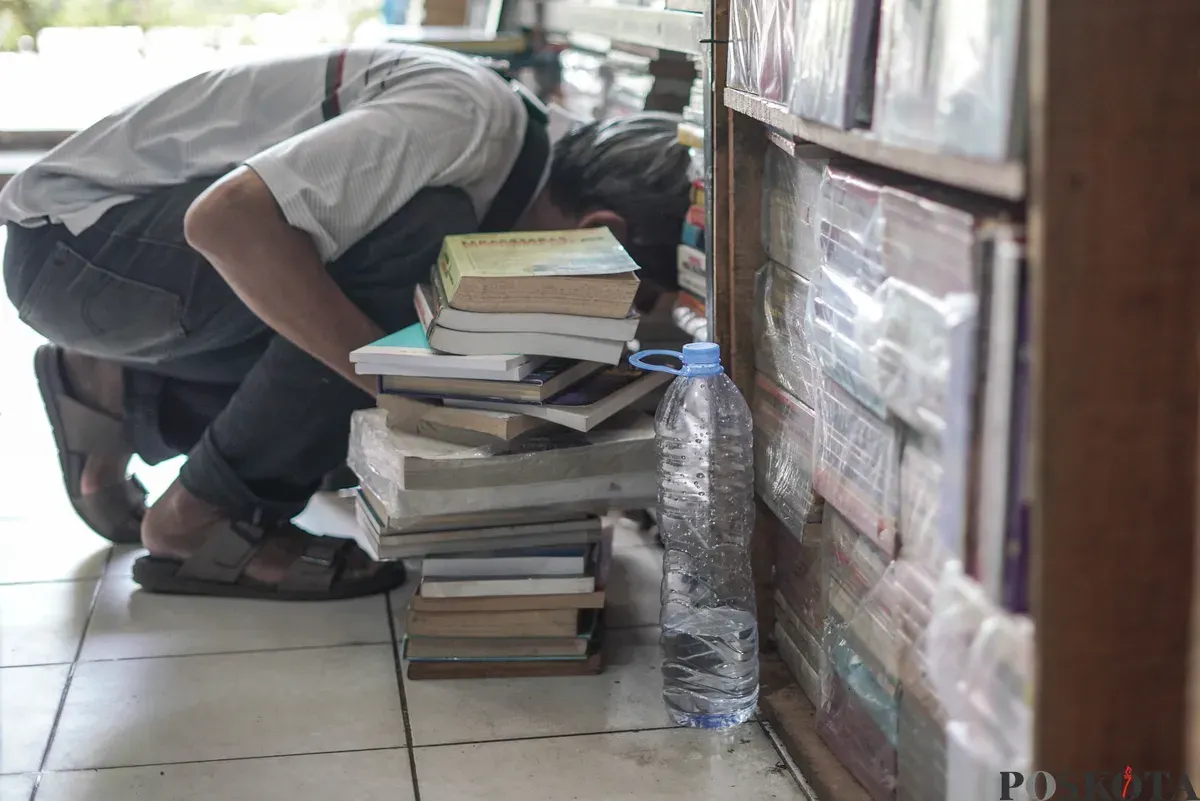 Calon pembeli memilih buku yang dijual di Pasar Kwitang, Jakarta, Minggu, 9 November 2025. (Sumber: Poskota/Bilal Nugraha Ginanjar)