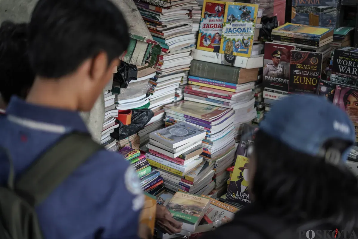 Calon pembeli memilih buku yang dijual di Pasar Kwitang, Jakarta, Minggu, 9 November 2025. (Sumber: Poskota/Bilal Nugraha Ginanjar)