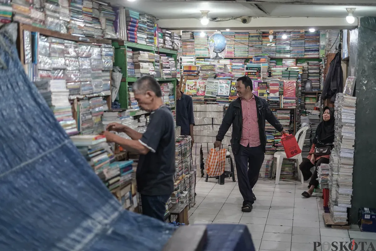 Calon pembeli memilih buku yang dijual di Pasar Kwitang, Jakarta, Minggu, 9 November 2025. (Sumber: Poskota/Bilal Nugraha Ginanjar)