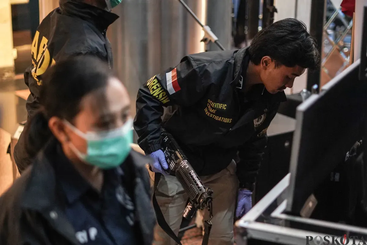 Polisi membawa barang bukti usai diperlihatkan saat konferensi pers di Gedung Polda Metro Jaya, Jakarta, Selasa, 11 November 2025. (Sumber: Poskpta/Bilal Nugraha Ginanjar)