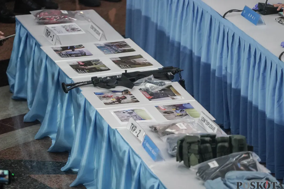 Barang bukti diperlihatkan saat konferensi pers di Gedung Polda Metro Jaya, Jakarta, Selasa, 11 November 2025. (Sumber: Poskota/Bilal Nugraha Ginanjar)