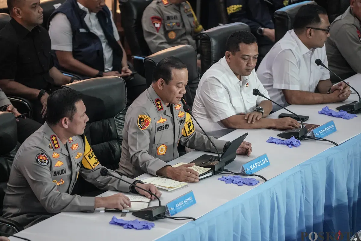 Kapolda Metro Jaya Asep Edi Suheri dan Diresrikum Polda Metro Jaya Kombes Wira Satya Triputra serta pimpinan lainnya memberikan keterangan pers terkait penanganan kasus ledakan di SMAN 72 di Gedung Polda Metro Jaya, Jakarta, Selasa, 11 November 2025. (Sumber: Poskota/Bilal Nugraha Ginanjar)