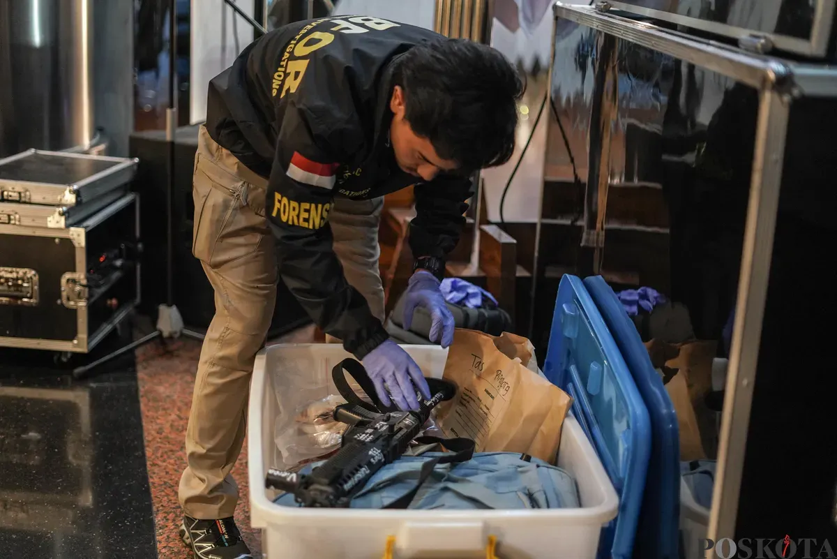 Polisi membawa barang bukti usai diperlihatkan saat konferensi pers di Gedung Polda Metro Jaya, Jakarta, Selasa, 11 November 2025. (Sumber: Poskota/Bilal Nugraha Ginanjar)