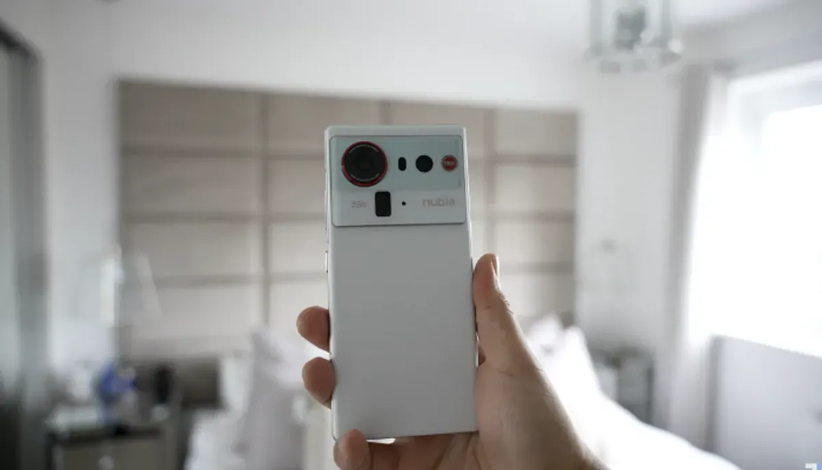 Pesaing baru di kelas flagship! Nubia Z80 Ultra hadir dengan layar AMOLED, kamera bawah layar generasi ke-8, baterai raksasa 7200 mAh, dan chipset Snapdragon 8 Gen 5. (Sumber: YouTube/TT Technology)