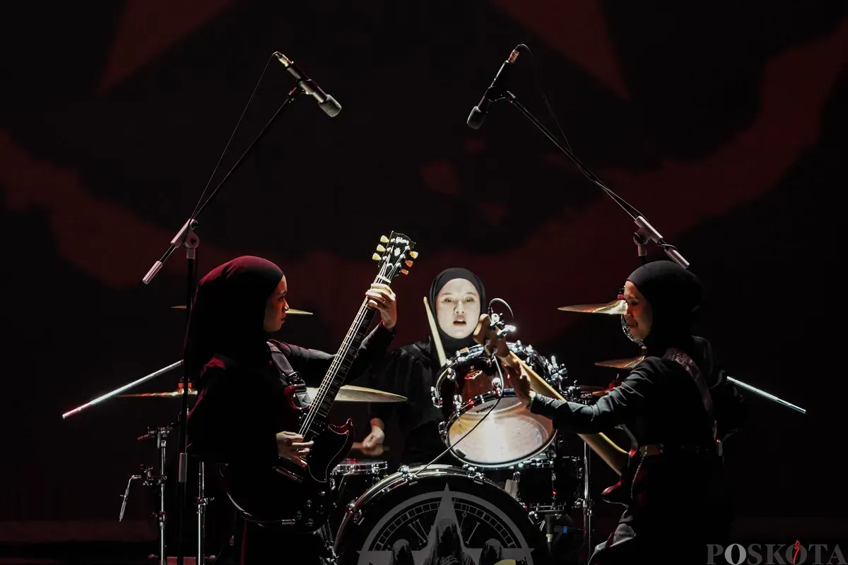 Penampilan Voice of Baceprot dalam Pidato Kebudayaan Dewan Kesenian Jakarta 2025 di Graha Bhakti Budaya, Taman Ismail Marzuki, Jakarta Pusat, Senin, 10 November 2025. (Sumber: Poskota/Bilal Nugraha Ginanjar)