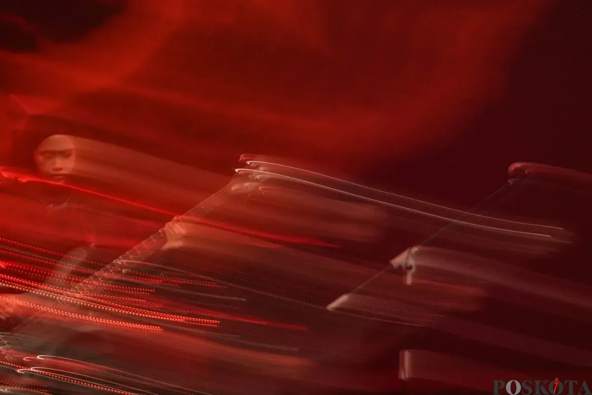 Penampilan Voice of Baceprot dalam Pidato Kebudayaan Dewan Kesenian Jakarta 2025 di Graha Bhakti Budaya, Taman Ismail Marzuki, Jakarta Pusat, Senin, 10 November 2025. (Sumber: Poskota/Bilal Nugraha Ginanjar)