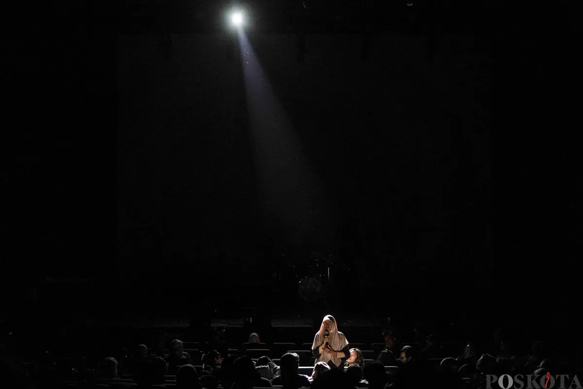 Perwakilan warga Pulau Pramuka, Kepulauan Seribu, menceritakan kisah hidupnya dalam Pidato Kebudayaan Dewan Kesenian Jakarta 2025 di Graha Bhakti Budaya, Taman Ismail Marzuki, Jakarta Pusat, Senin, 10 November 2025. (Sumber: Poskota/Bilal Nugraha Ginanjar)