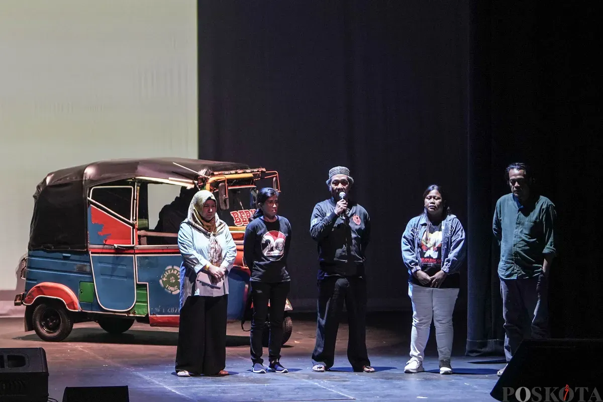 Anggota Jaringan Rakyat Miskin Kota menceritakan kisah hidupnya dalam Pidato Kebudayaan Dewan Kesenian Jakarta 2025 di Graha Bhakti Budaya, Taman Ismail Marzuki, Jakarta Pusat, Senin, 10 November 2025. (Sumber: Poskota/Bilal Nugraha Ginanjar)