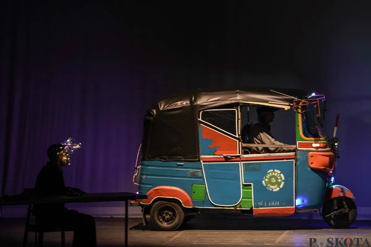 Seniman dan sastrawan Afrizal Malna menyampaikan pesan bertajuk ”Suara Bajaj dari Cikini” dalam Pidato Kebudayaan Dewan Kesenian Jakarta 2025 di Graha Bhakti Budaya, Taman Ismail Marzuki, Jakarta Pusat, Senin, 10 November 2025. (Sumber: Poskota/Bilal Nugraha Ginanjar)