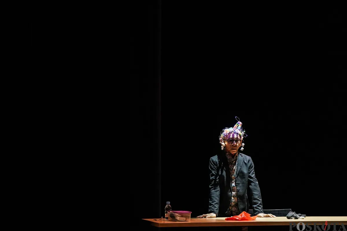 Seniman dan sastrawan Afrizal Malna menyampaikan pesan bertajuk ”Suara Bajaj dari Cikini” dalam Pidato Kebudayaan Dewan Kesenian Jakarta 2025 di Graha Bhakti Budaya, Taman Ismail Marzuki, Jakarta Pusat, Senin, 10 November 2025. (Sumber: Poskota/Bilal Nugraha Ginanjar)