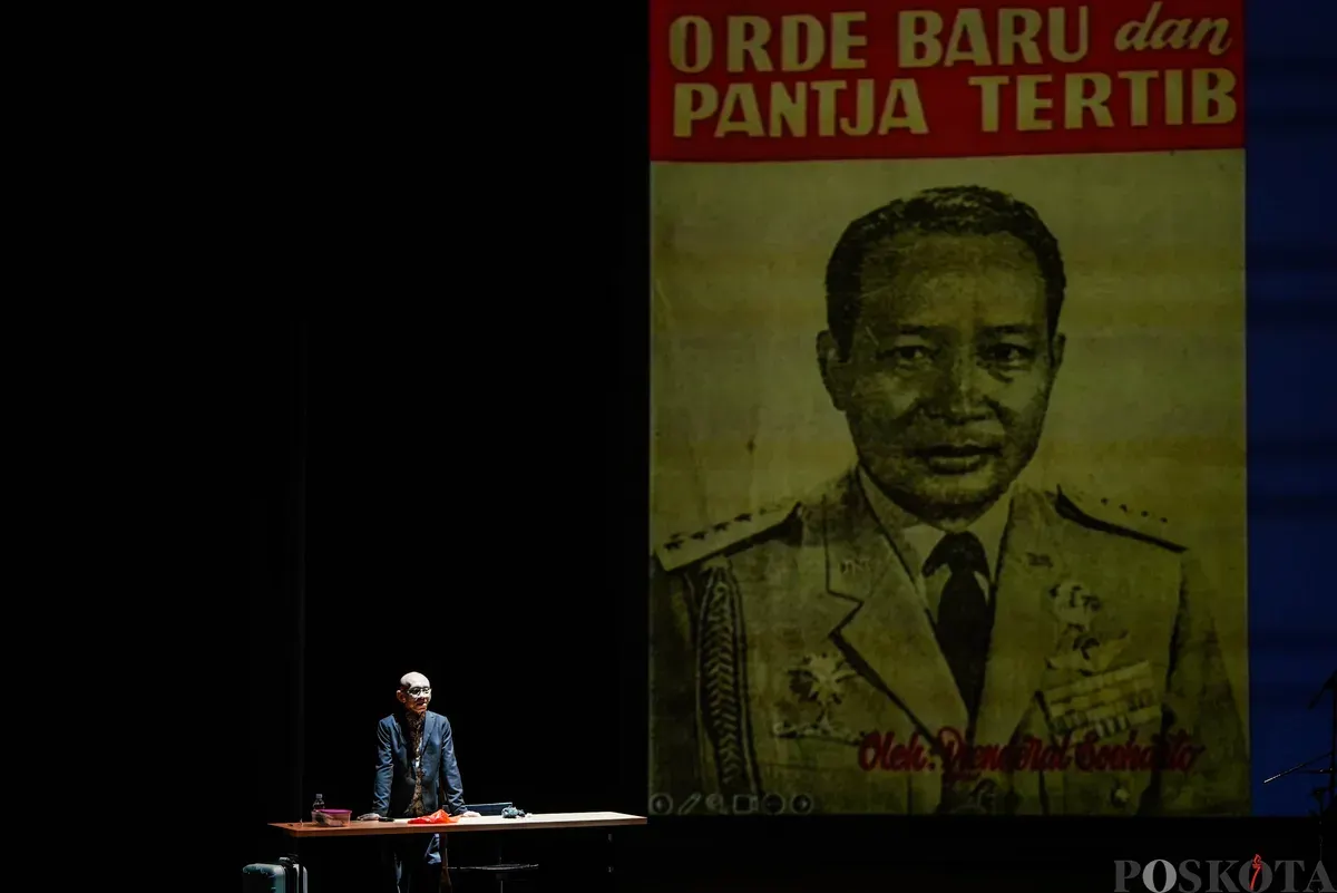 Seniman dan sastrawan Afrizal Malna menyampaikan pesan bertajuk ”Suara Bajaj dari Cikini” dalam Pidato Kebudayaan Dewan Kesenian Jakarta 2025 di Graha Bhakti Budaya, Taman Ismail Marzuki, Jakarta Pusat, Senin, 10 November 2025. (Sumber: Poskota/Bilal Nugraha Ginanjar)