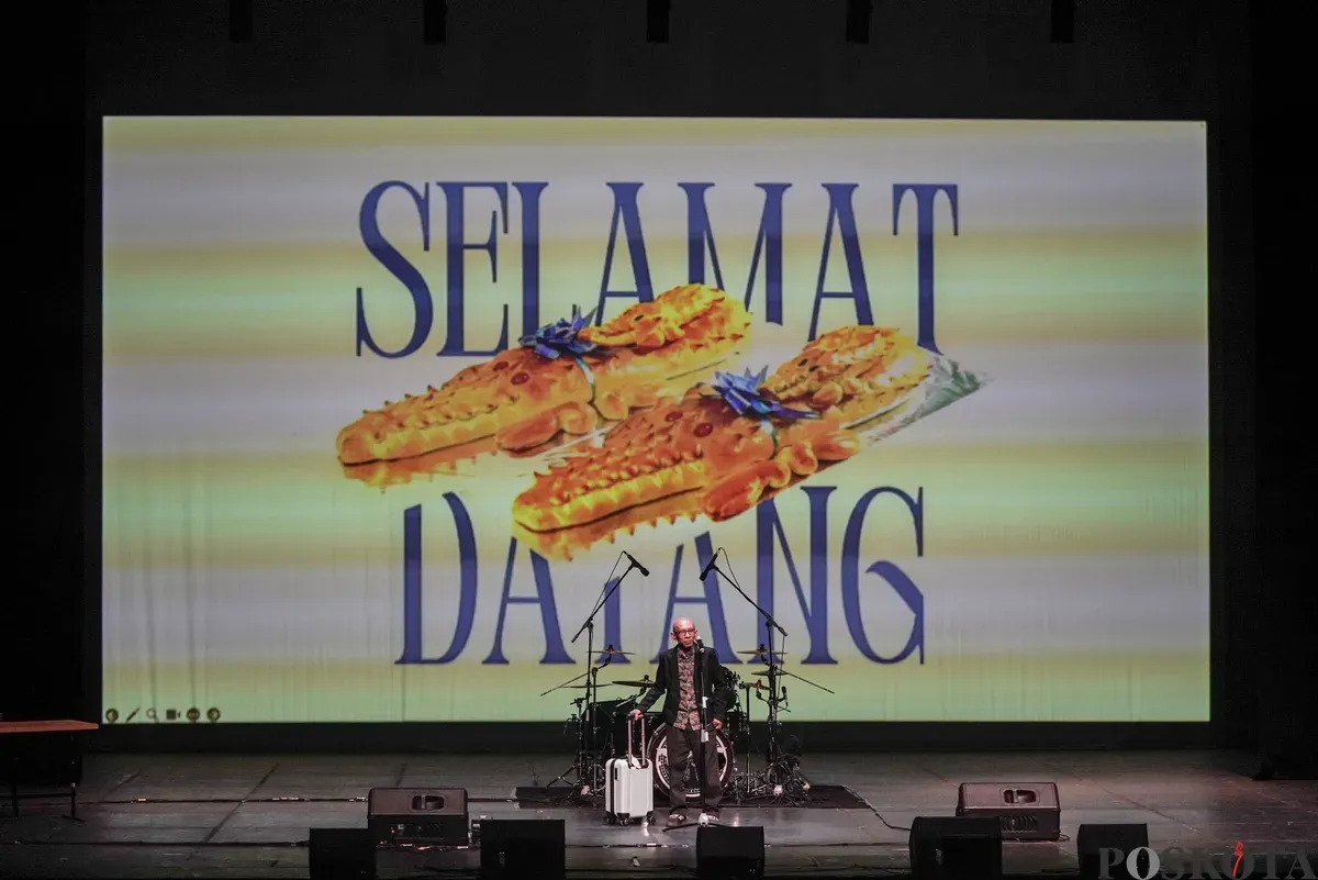 Seniman dan sastrawan Afrizal Malna menyampaikan pesan bertajuk ”Suara Bajaj dari Cikini” dalam Pidato Kebudayaan Dewan Kesenian Jakarta 2025 di Graha Bhakti Budaya, Taman Ismail Marzuki, Jakarta Pusat, Senin, 10 November 2025. (Sumber: Poskota/Bilal Nugraha Ginanjar)