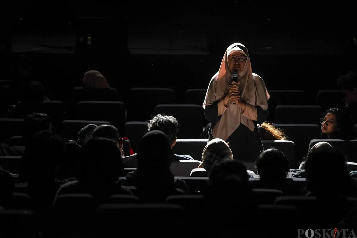 Perwakilan warga Pulau Pramuka, Kepulauan Seribu, menceritakan kisah hidupnya dalam Pidato Kebudayaan Dewan Kesenian Jakarta 2025 di Graha Bhakti Budaya, Taman Ismail Marzuki, Jakarta Pusat, Senin, 10 November 2025. (Sumber: Poskota/Bilal Nugraha Ginanjar)