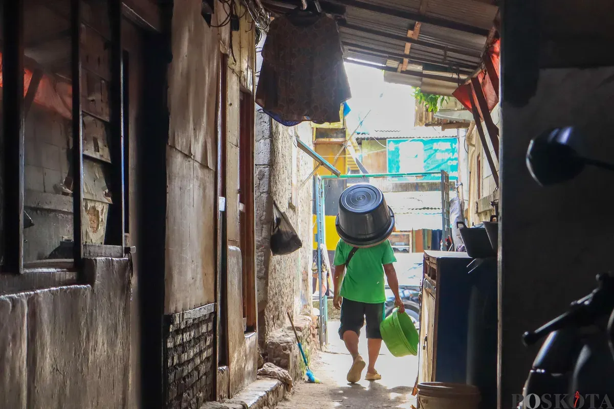 Warga beraktivitas di kawasan padat penduduk, di Kampung Pasar Pisang, Taman Sari, Jakarta Barat, Selasa, 11 November 2025. (Sumber: Poskota/Dhiya Ahmad Fauzan)