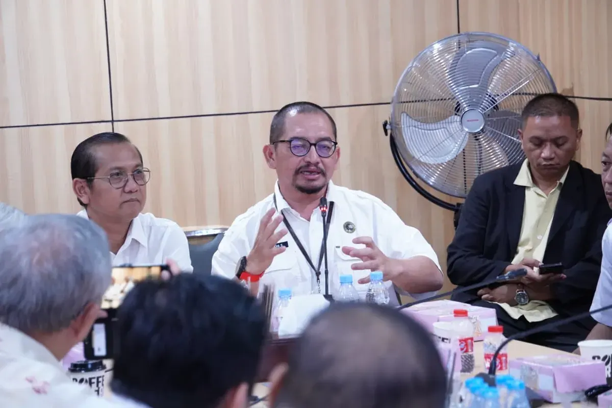 Suasana rapat pembahasan pengelolaan dan pendayagunaan dana sosial keagamaan Buddha di Kantor Kementerian Agama. Peserta tampak aktif berdiskusi dalam forum tersebut. (Sumber: Istimewa)