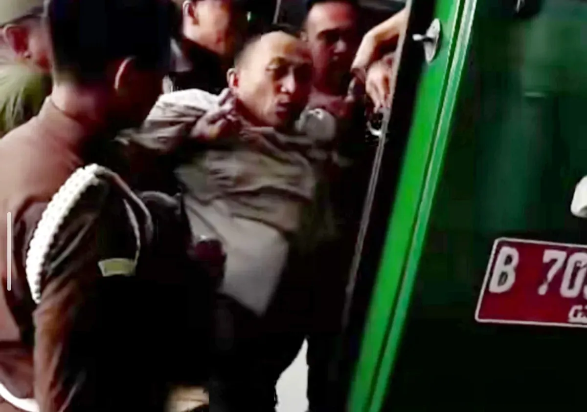 Iwan Hartono, eks Presiden Direktur PT ABB, berontak saat akan dimasukkan ke dalam mobil tahanan usai divonis penjara 2,5 tahun oleh Hakim Kejari Kota Bekasi terkait kasus penipuan proyek revitalisasi Pasar Kranji. (Sumber: Istimewa)