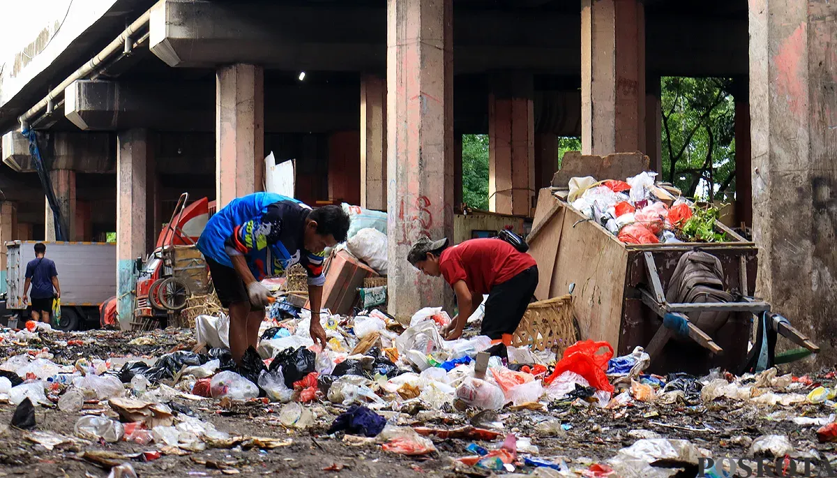 Warga gotong royong membersihkan tumpukan sampah yang menggunung di kolong Tol Wiyoto Wiyono, Tanjung Priok, Jakarta Utara pada Rabu, 12 November 2025. (Sumber: POSKOTA | Foto: Dhiya Ahmad Fauzan/M2)