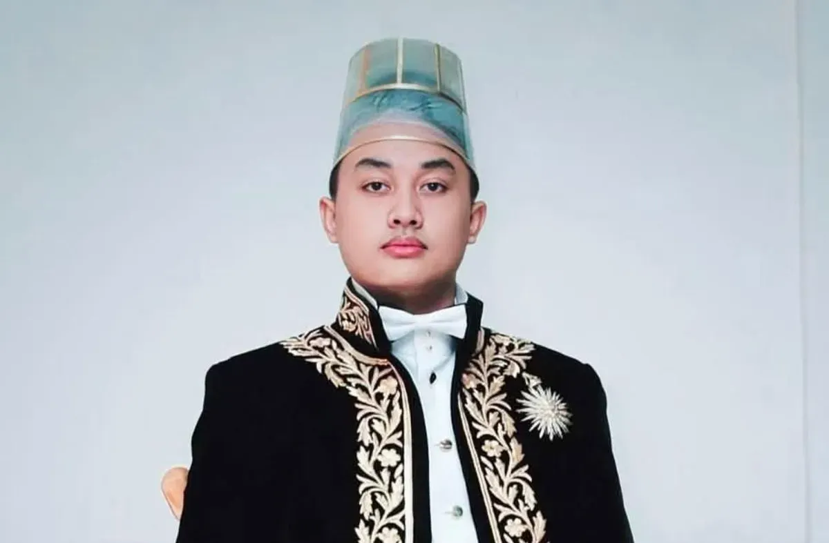Gusti Purbaya akan dilantik secara resmi sebagai Raja Keraton Surakarta dengan gelar Sampeyan Dalem Ingkang Sinuhun Kanjeng Susuhunan Pakubuwono XIV pada Sabtu, 15 November 2025. (Sumber: Instagram/@sarungbenarief)