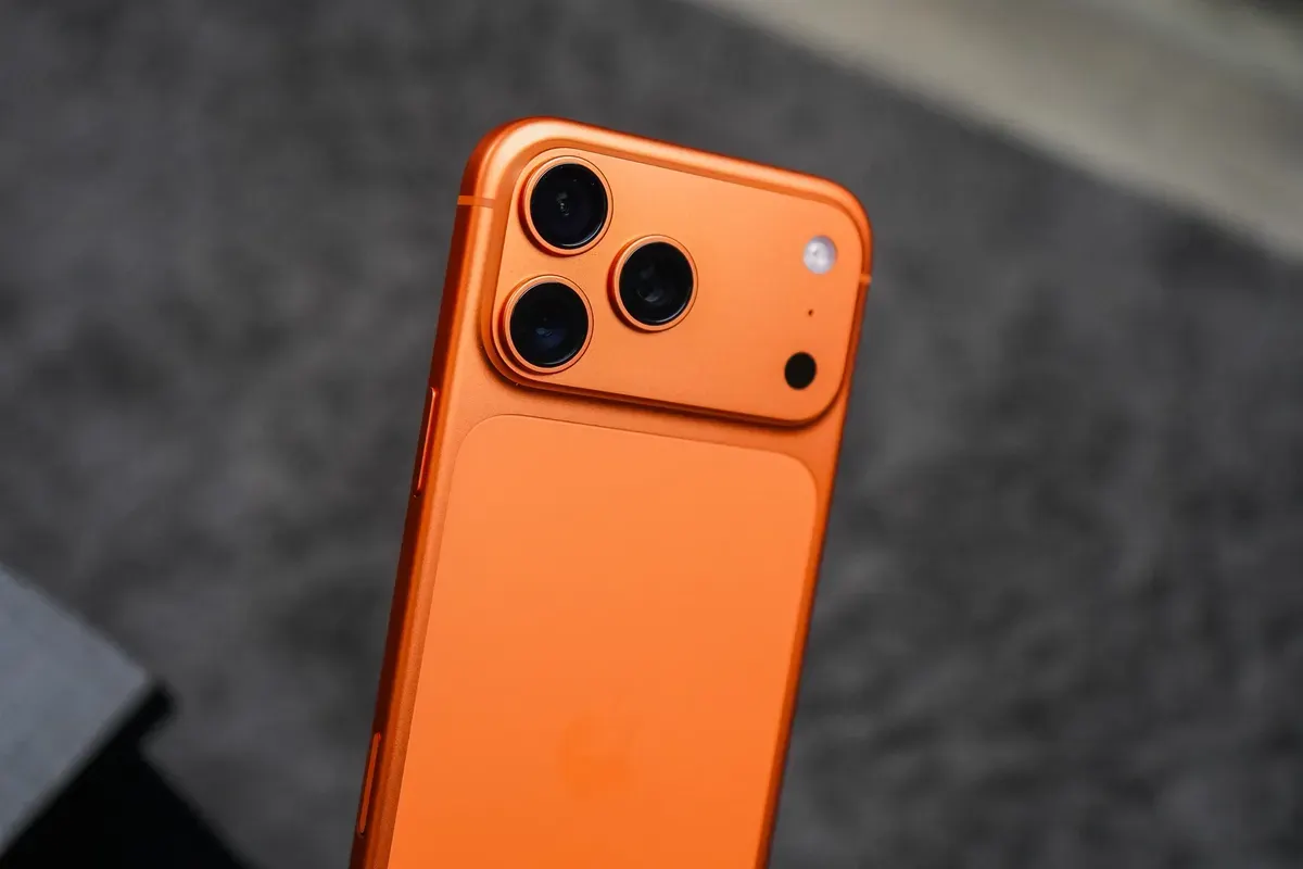 Harga simulasi cicilan iPhone 17 Pro Max 2 TB di berbagai bank mitra resmi. (Sumber: X/@naseem_speach)