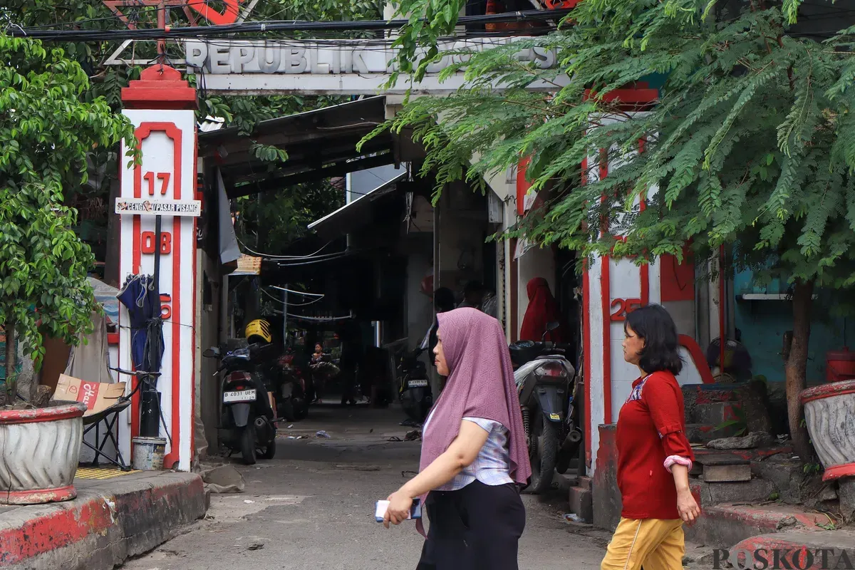 Warga beraktivitas di kawasan padat penduduk, di Kampung Pasar Pisang, Taman Sari, Jakarta Barat, Selasa, 11 November 2025. (Sumber: Poskota/Dhiya Ahmad Fauzan)
