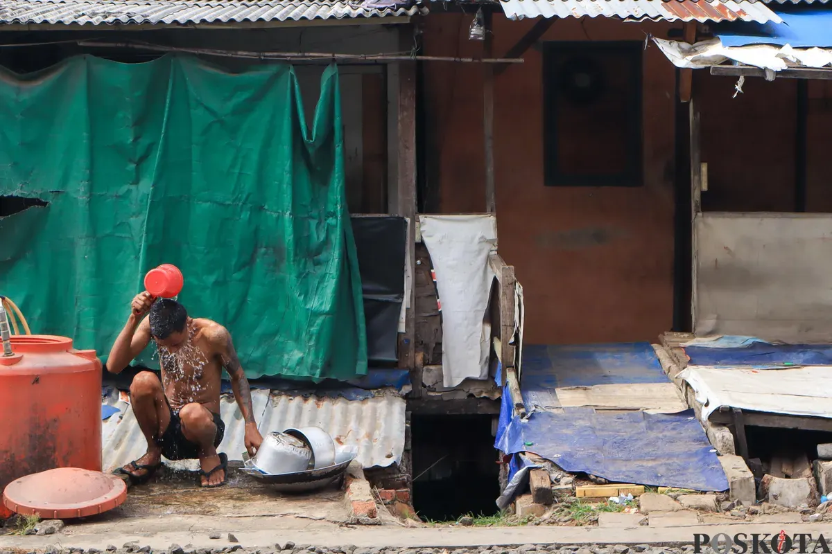 Warga beraktivitas di kawasan padat penduduk, di Kampung Pasar Pisang, Taman Sari, Jakarta Barat, Selasa, 11 November 2025. (Sumber: Poskota/Dhiya Ahmad Fauzan)