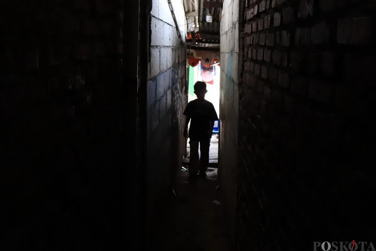 Warga beraktivitas di kawasan padat penduduk, di Kampung Pasar Pisang, Taman Sari, Jakarta Barat, Selasa, 11 November 2025. (Sumber: Poskota/Dhiya Ahmad Fauzan)