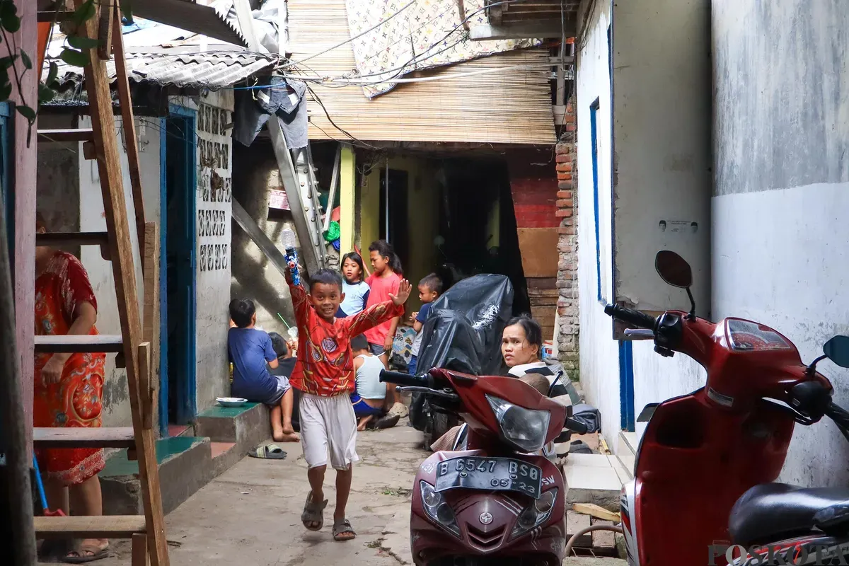 Warga beraktivitas di kawasan padat penduduk, di Kampung Pasar Pisang, Taman Sari, Jakarta Barat, Selasa, 11 November 2025. (Sumber: Poskota/Dhiya Ahmad Fauzan)