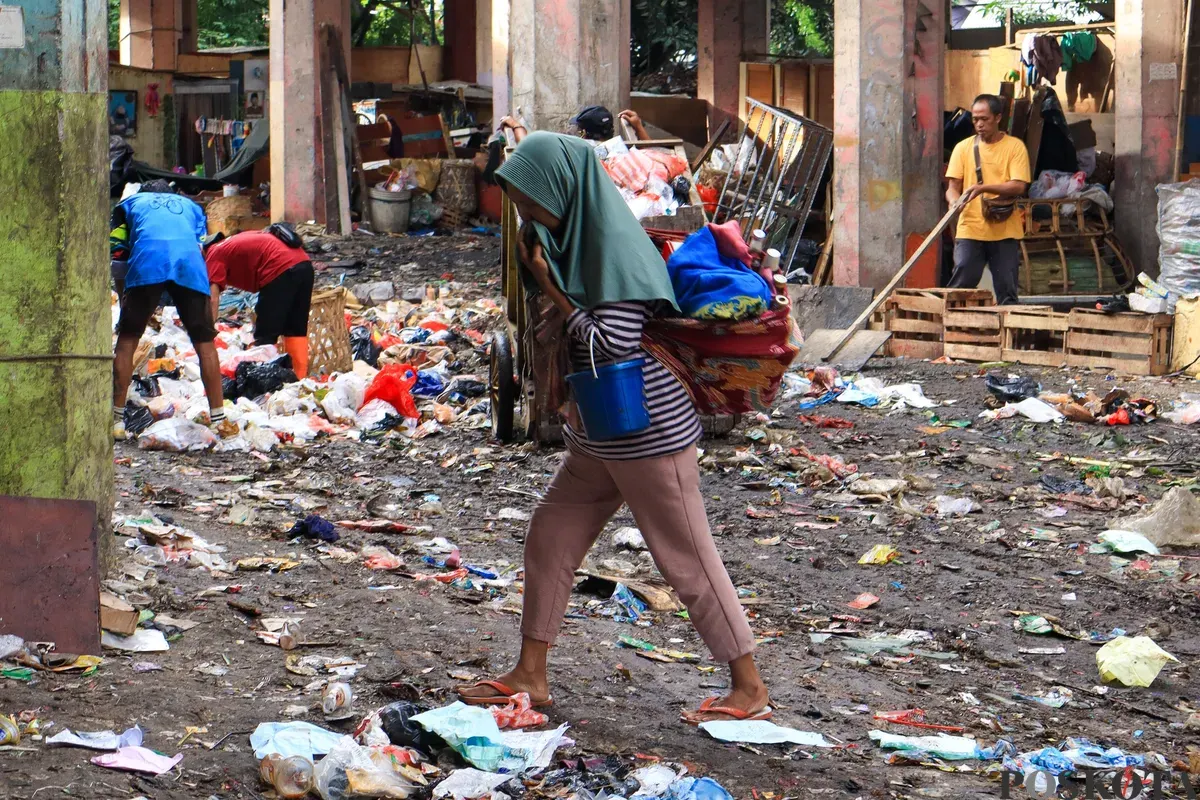 Sejumlah warga bergotong royong membersihkan area kolong Tol Wiyoto Wiyono, RT 6 RW 5, Kelurahan Sungai Bambu, Tanjung Priok, Jakarta Utara, Rabu, 12 November 2025. (Sumber: Poskota/Dhiya Ahmad Fauzan)